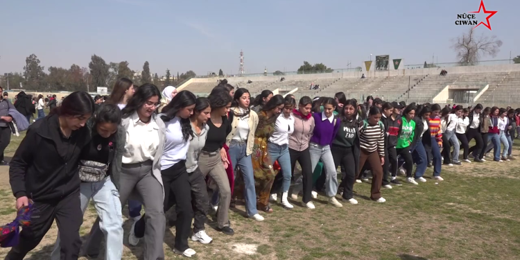 Qamişlo’da genç kadın öğrenciler 8 Mart’ı kutladı