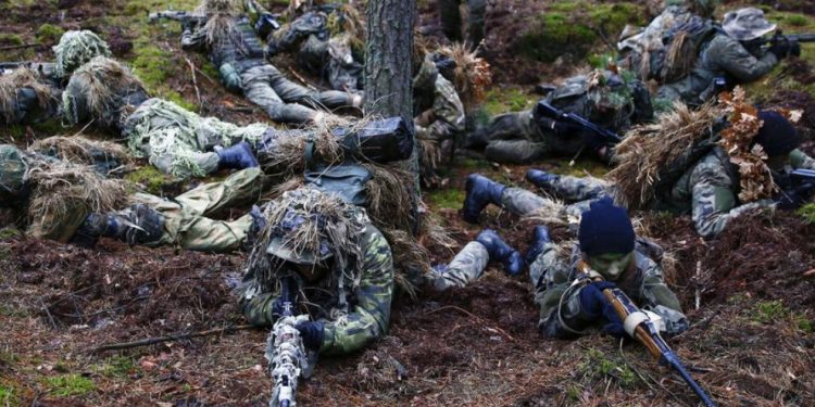 Polonya’da paramiliter gruplar gençleri eğitiyor