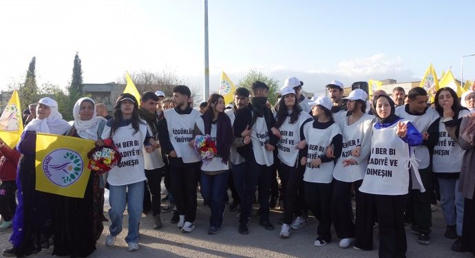 Amara yürüyüşçüleri Pirsûs’ta Rojava Devrimini selamladı
