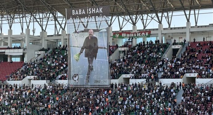Amedspor taraftarları siyaha büründü