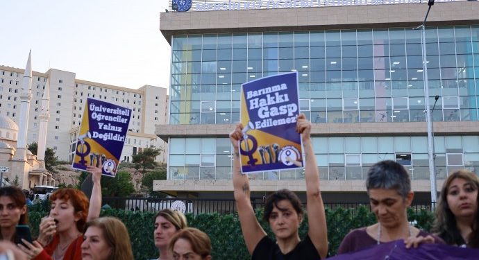 Mersin’de öğrencilerin yurttan uzaklaştırılması protesto edildi