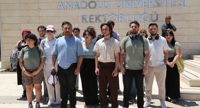 Anadolu Üniversitesi öğrencilerinden ‘soruşturma’ protestosu