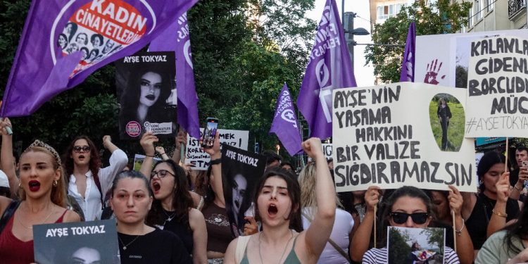 Kadınlar katledilen üniversite öğrencisi Ayşe Tokyaz için sokaktaydı