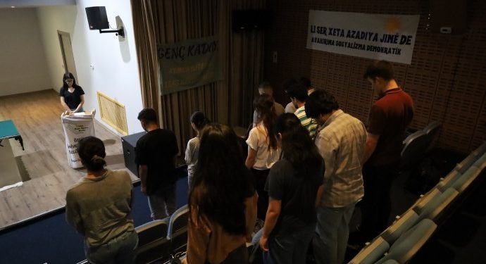 Gençlerden çalıştay: Demokratik toplum manifestosu özgürlüğün perspektifini sunuyor