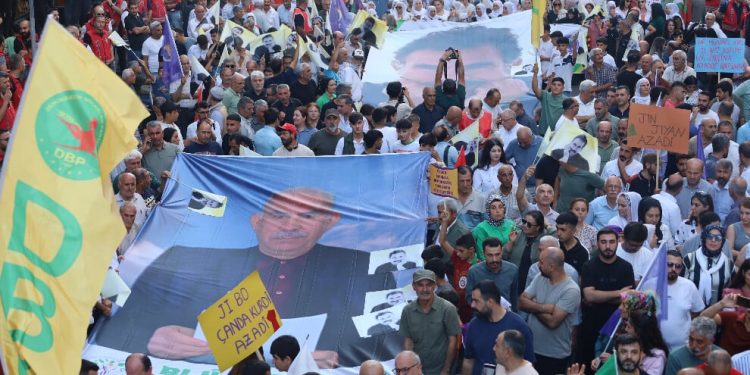 YENİLENDİ – Amed’de binlerce kişi Önder APO için yürüdü