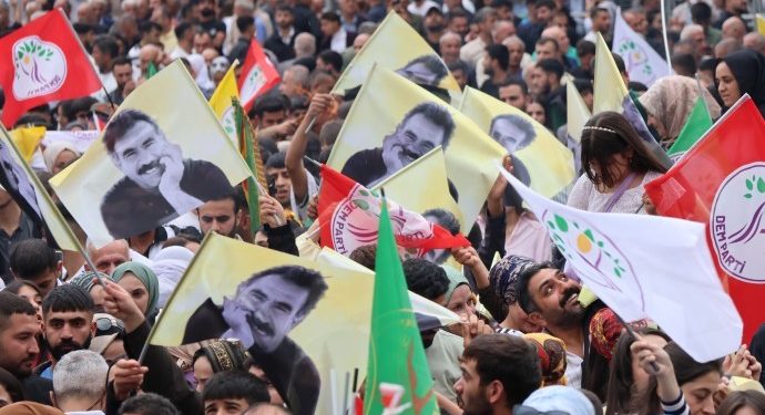 “Demokratik Toplum ve Özgürlük” mitinginde Önder APO’nun posterleri açıldı