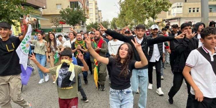 Miting sonrası Gençler Önder APO posterleriyle yürüyüşe geçti