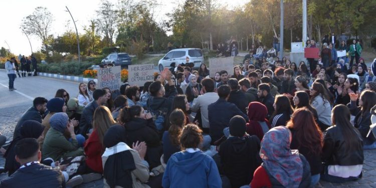 YYÜ Öğrencilerinden Rojin Kabaiş İçin Adalet Nöbeti