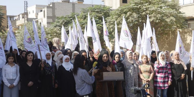 Reqa’da Zenebuya Kadın Topluluğu’ndan Halep’teki saldırılara tepki: “Bu bir savaş suçudur”