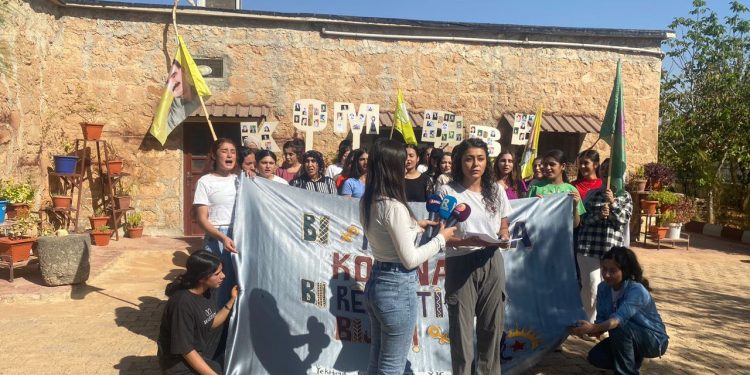 “Kom Bibe!” Kampanyası Başlatıldı: Genç Kadınlardan Önder Apo’nun Özgürlüğü İçin Çağrı