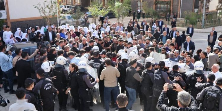 Şirnex’te Gerilla Taziyesine Katılmak İsteyen Kitleye Polis Saldırısı