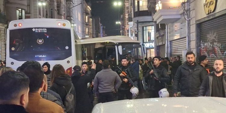Asgari Ücret Protestosunda 20 Gence Gözaltı