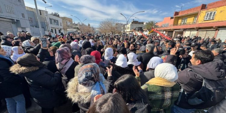 Nisêbîn’de On Binlerce Kişi Qamişlo Sınırına Yürüdü