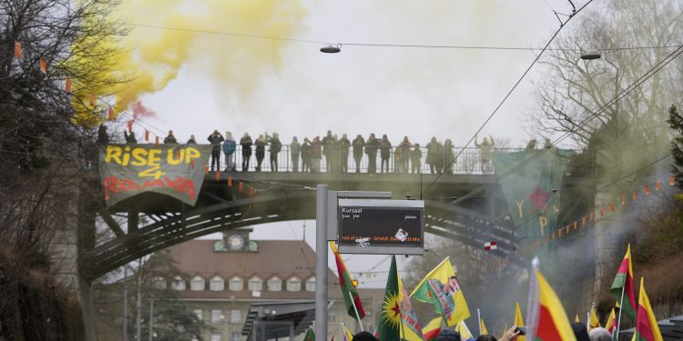 Bern’de Binler Yürüdü: Rojava’nın Statüsü Sağlanana Kadar Mücadele Sürecek