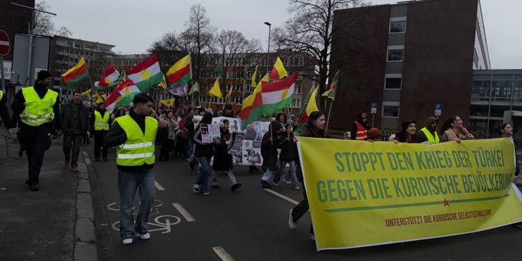 Münster’de Kürdistanlılar Kesintisiz Bir Şekilde Alanlarda