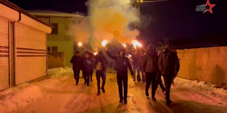 Wan’da Dem Genç Öncülüğünde Meşaleli Rojava Yürüyüşü