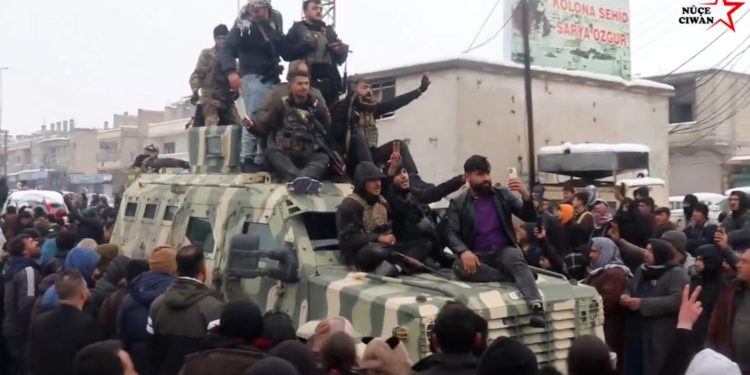 Kobanê’de Binler Kahraman Savaşçılarını Karşılıyor