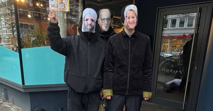 Münster’de CDU Parti Merkezi Önünde Gençlerden Tiyatro Gösterisi