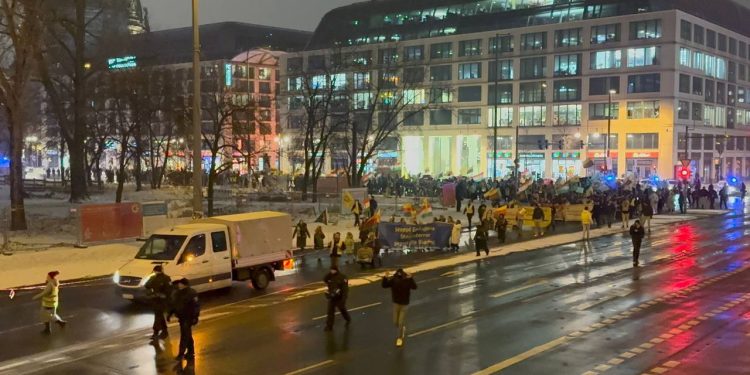 Berlin’de Binlerce Genç Tek Ses: Bijî Berxwedana Rojava