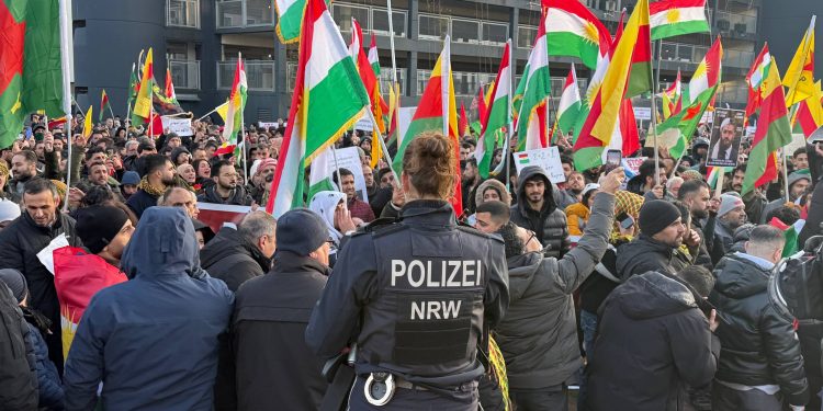 Düsseldorf’da Gençler Rojava Saldırılarını Protesto Etti