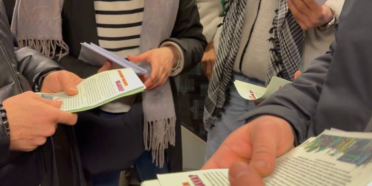 Berlin’de işgal saldırılarına karşı afiş ve broşür çalışması