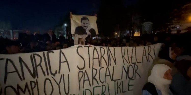 Mersin’de 15 Şubat Komplosuna Karşı Kitlesel Yürüyüş: Önder Apo’nun Fiziki Özgürlüğü Sağlanmalı
