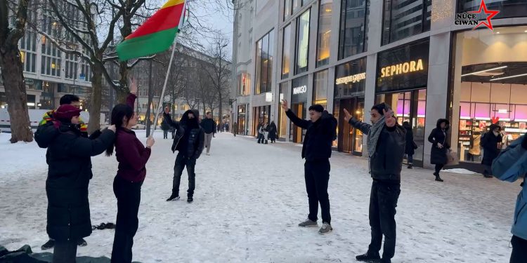 Hamburg’da Rojava İçin Tiyatro Eylemi