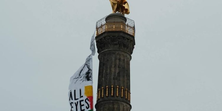 Siegessäule ‘Bütün gözler Kobanê’de İle Kuşatıldı