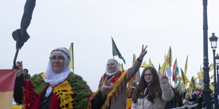 Rojava’ya yönelik saldırılar Fransa’da protesto edildi